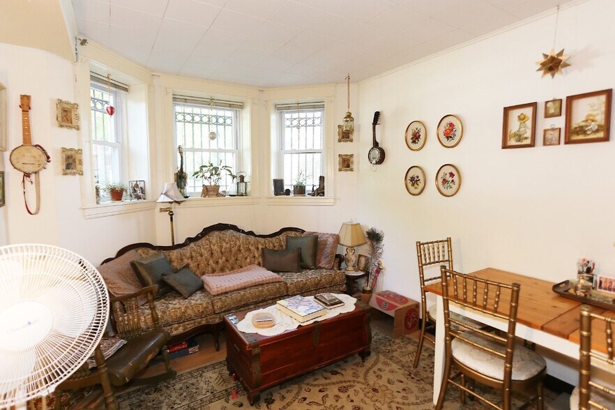 Building Photo - 2647 N Sacramento Ave