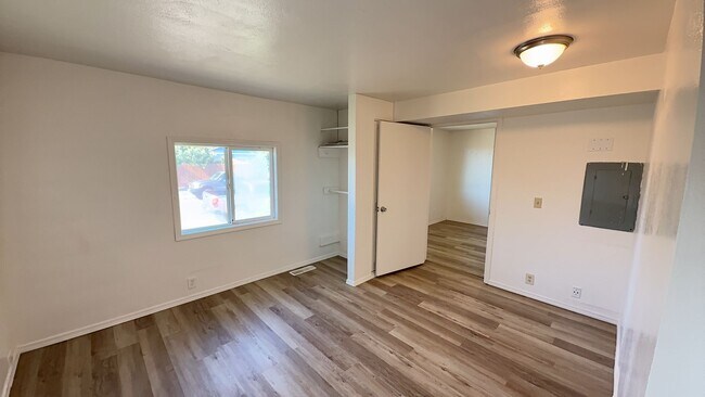 Building Photo - 4 Bed 2 Bath House on large Lot w/Fenced Backyard - Pets Possible