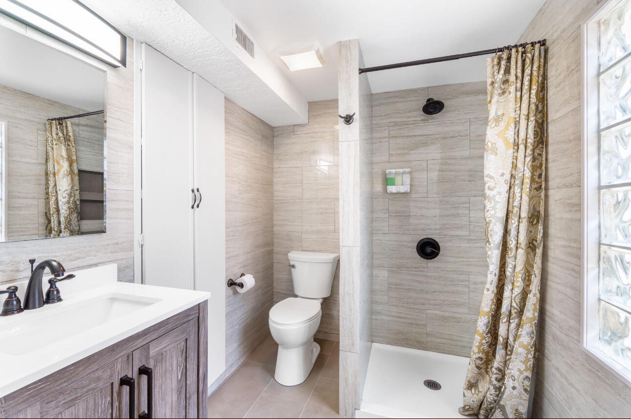 Building Photo - 400 33rd St