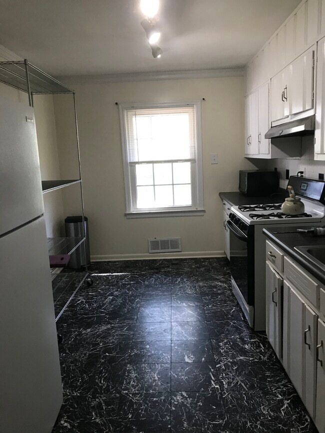 Building Photo - 1939 Lebanon Dr NE