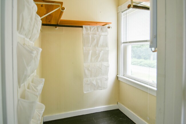 Building Photo - 82 Spindle Hill Rd