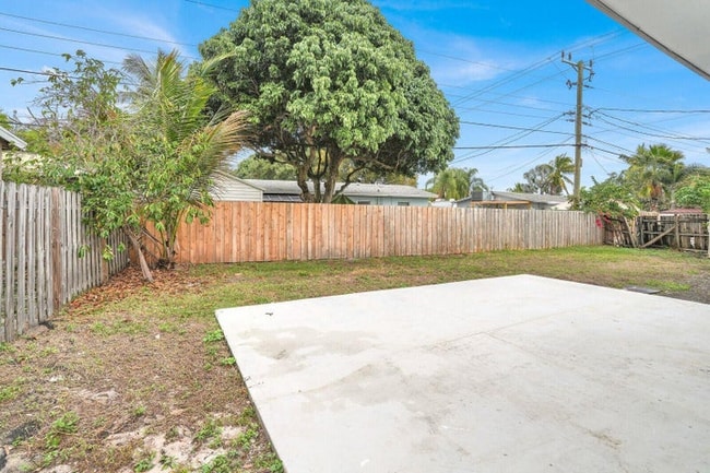 Building Photo - 1511 NE 32nd Ct