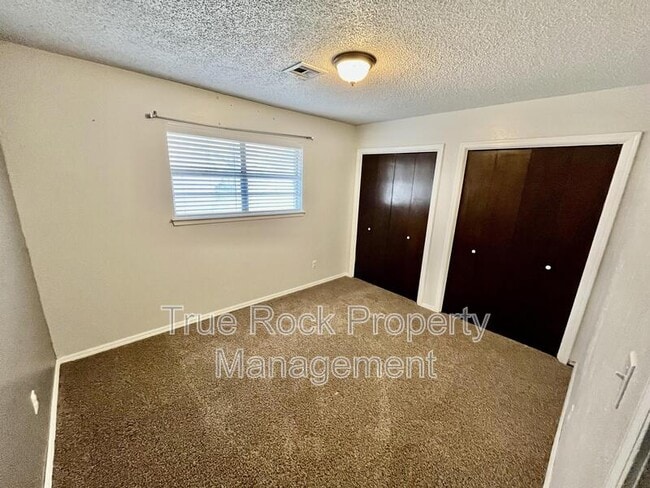Building Photo - 928 Charles Dr