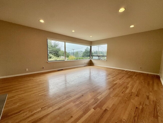 Building Photo - Large Mid-Century Home in Magnolia!