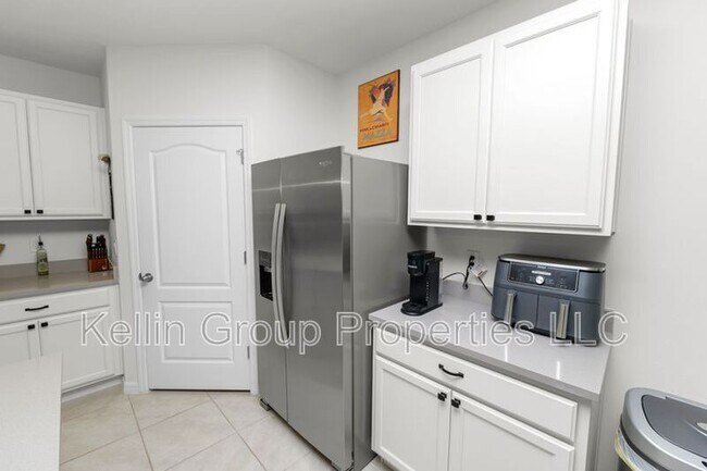 Building Photo - 833 Ambleside Dr