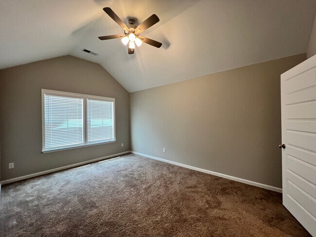 Building Photo - 3BR/2.5 BATH Townhome with Garage & Fenced...