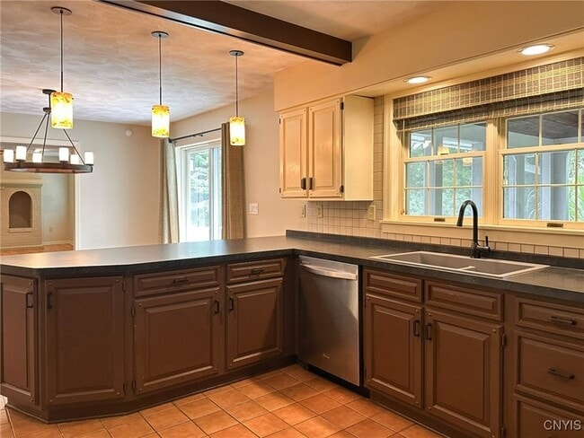 Building Photo - 97 1/2 Sanger Avenue Unit
