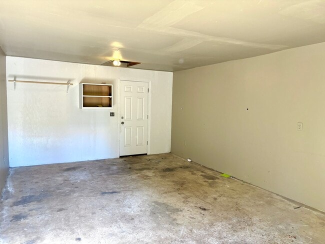 Building Photo - Powellhurst-Gilbert Updated 4 Bedroom/2 Ba...
