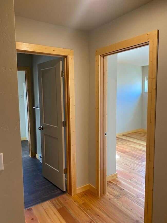 Building Photo - Newer Build - Immaculate 4-5 bed 3.5 Bath Townhouse