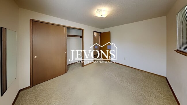 Building Photo - Spacious single-family home with a large f...