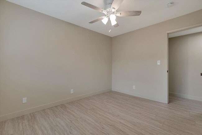 Building Photo - Duplex with 1.5 Bath and One Car Garage