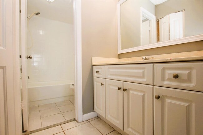 Building Photo - 217 Lake Pointe Dr