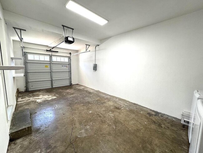 Building Photo - 908 Live Oak Dr