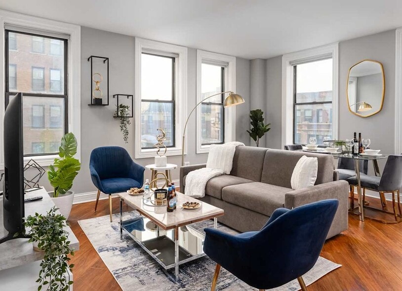 Building Photo - 5000 N Sheridan Rd