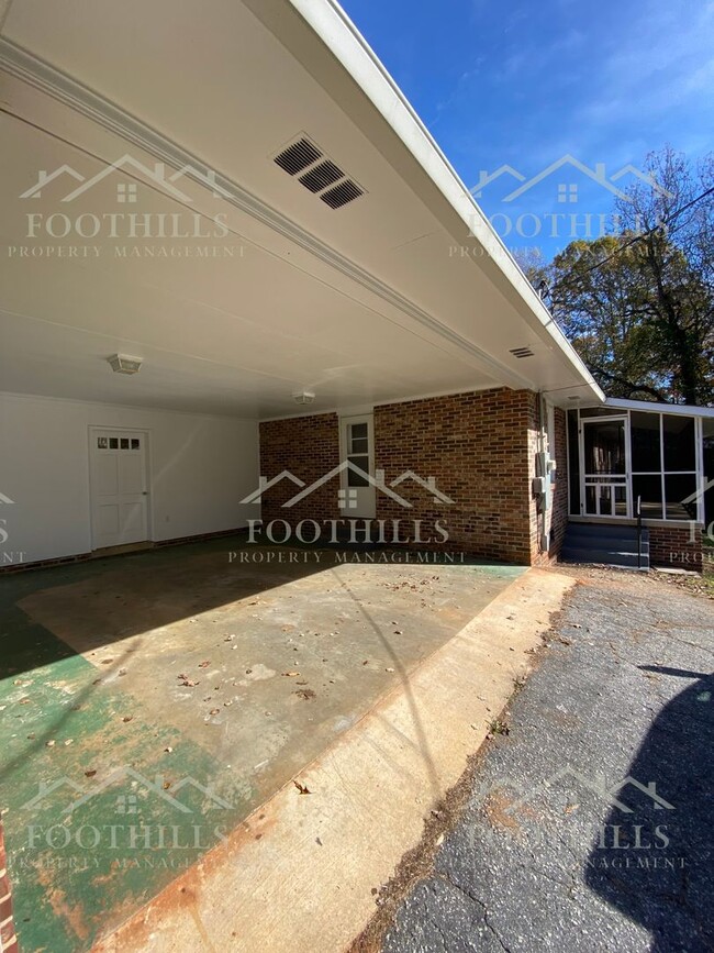 Building Photo - 3-Bedroom Home with Screened Porch & New A...