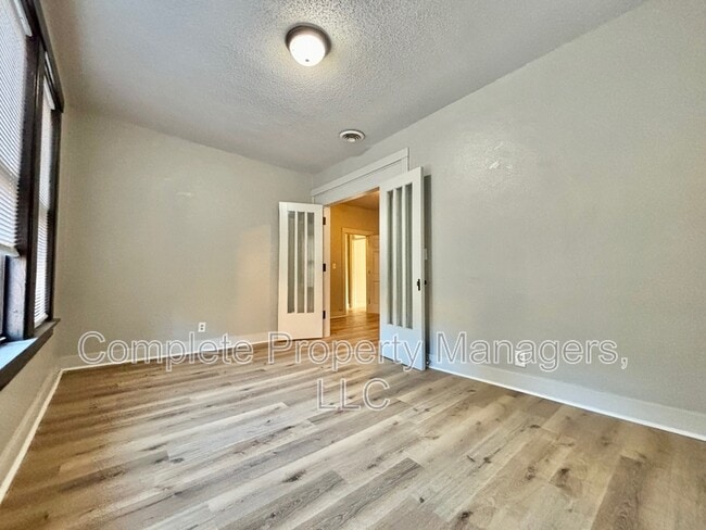 Building Photo - 325 E Washington St