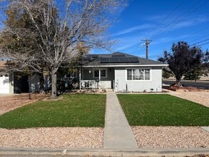 Building Photo - 3 Bed 1 Bath Home in Tehachapi CA Available!