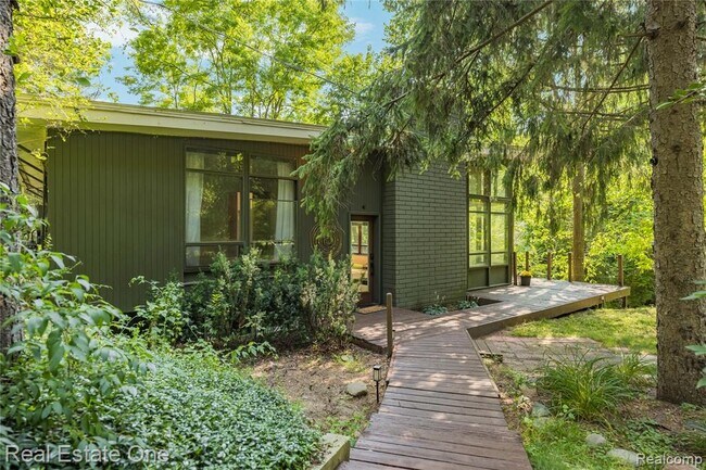 Building Photo - 3954 N Ellamae Rd