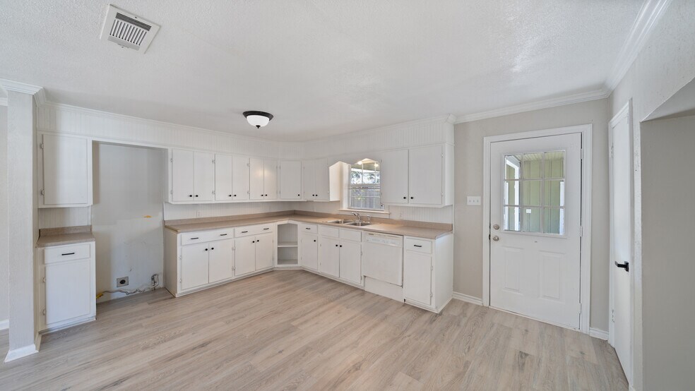 Building Photo - 403 Prairieville St