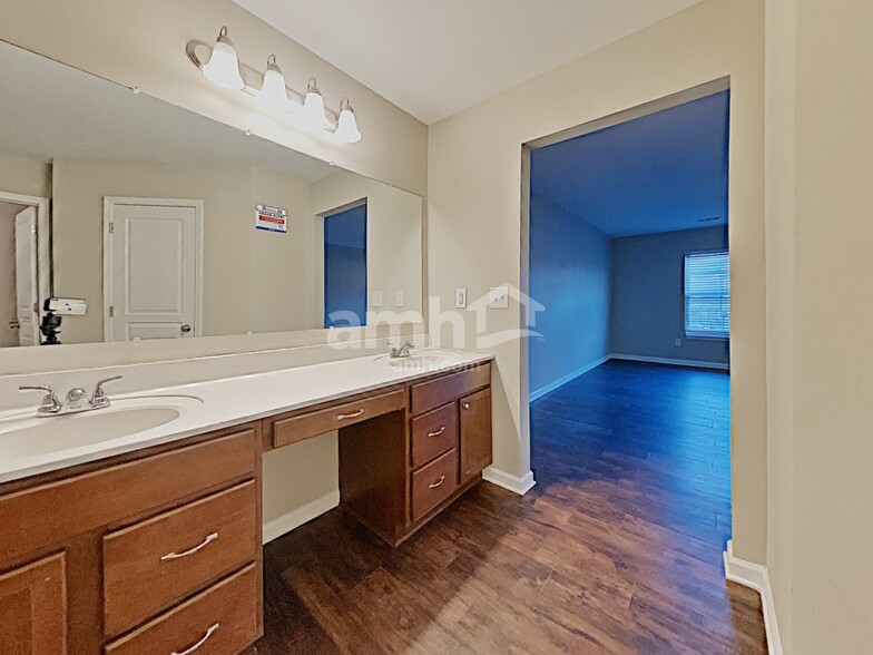 Building Photo - 822 Commerce Trl