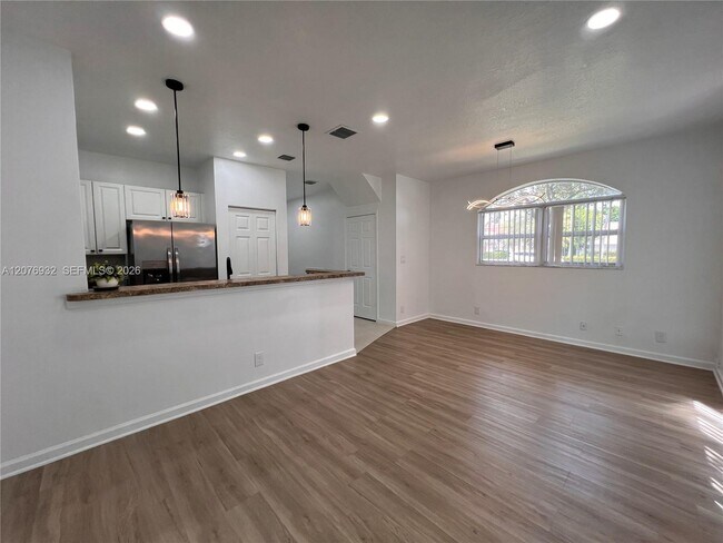 Building Photo - 3102 Coral Ridge Dr