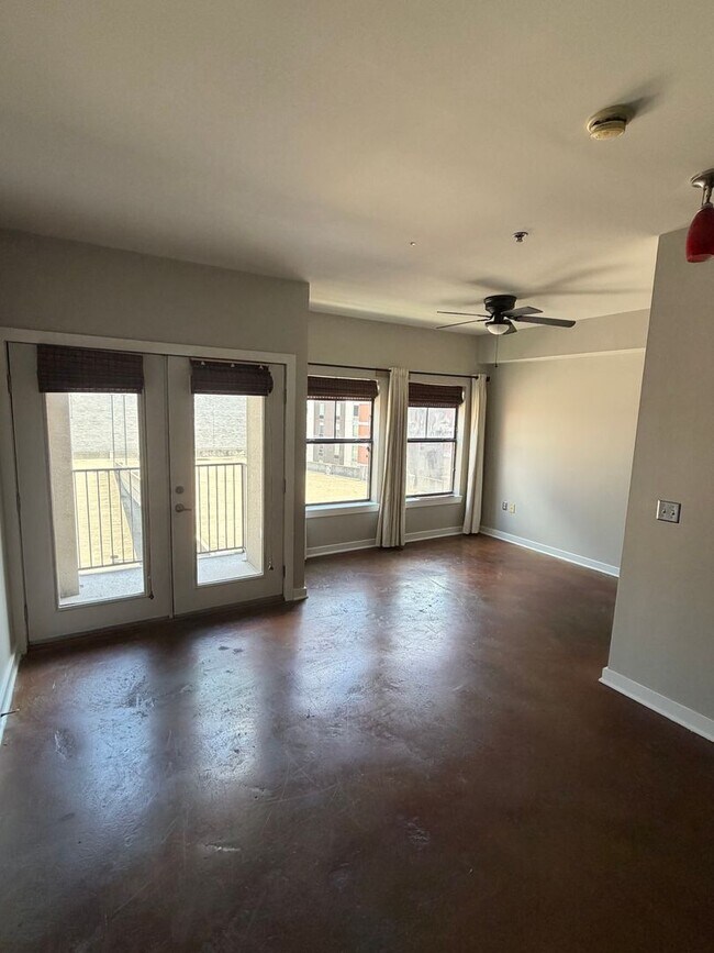 Building Photo - Modern One Bedroom Midtown Condo