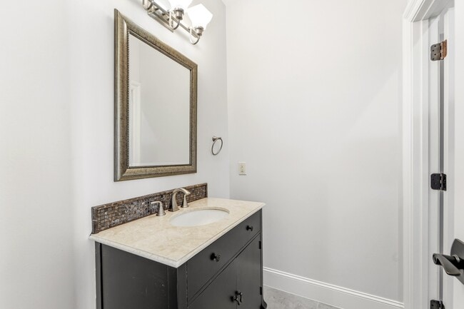 Building Photo - 5637 Overbrook Ln