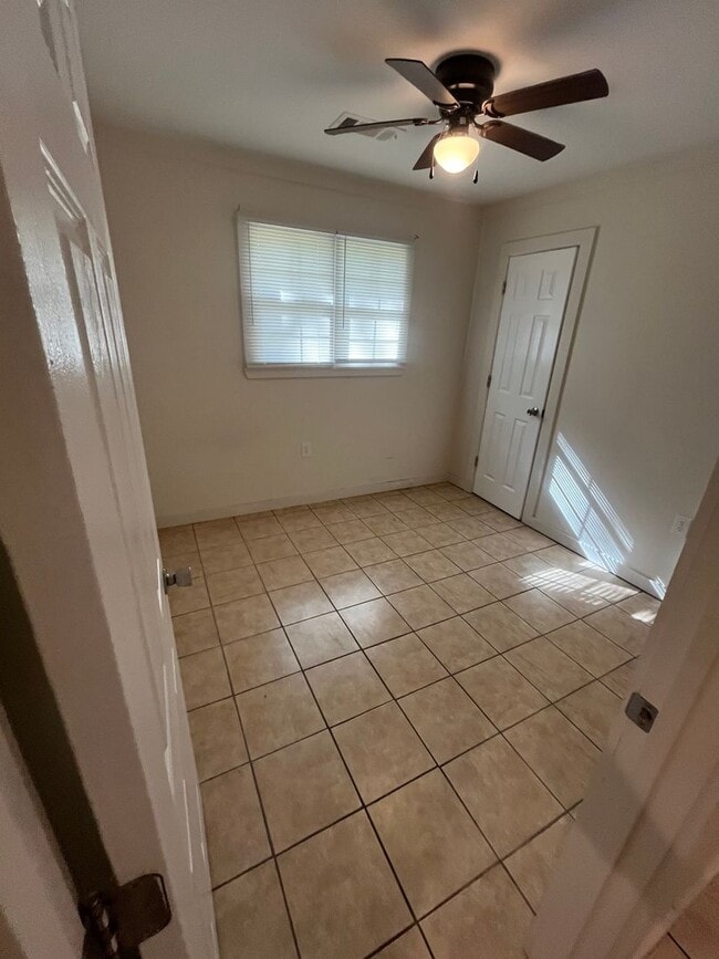 Building Photo - 3 Bed 1 Bath Brick Home