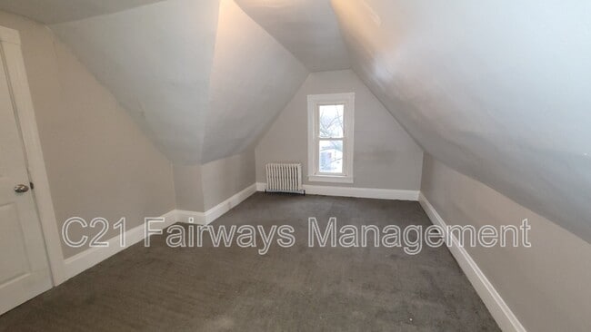 Building Photo - 208 Thompson St