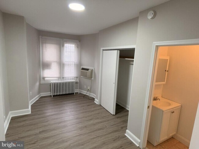 Building Photo - 2917 W Girard Ave