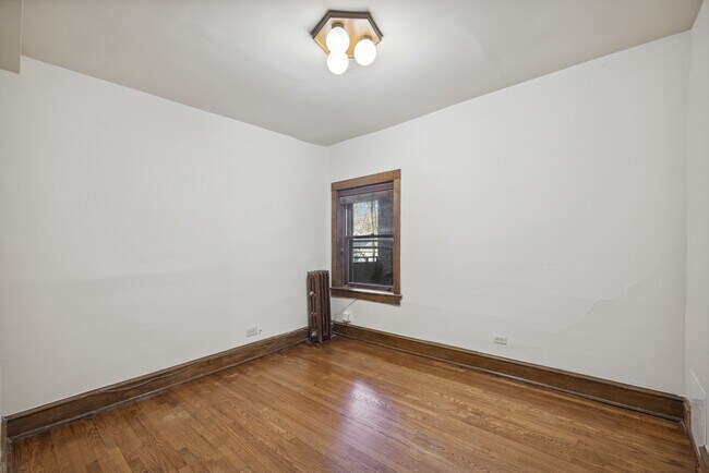 Building Photo - 3952 W Waveland Ave
