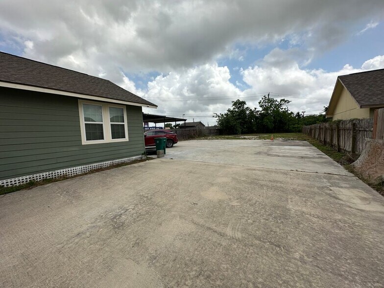 Building Photo - 2405 Randolph Rd