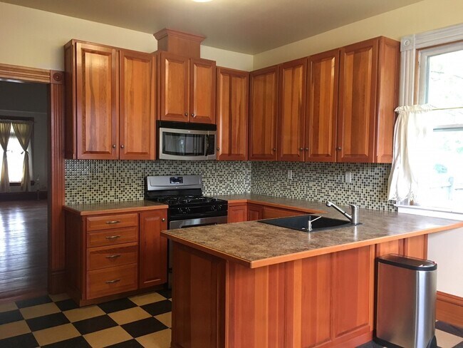 Building Photo - Northwest Gem: Spacious 4 Bedroom, 2 Bath Bungalow