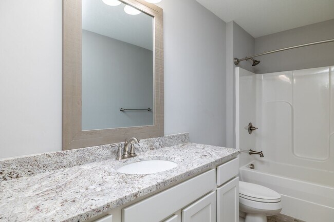 Building Photo - Maryville 37801 - 4 bedroom, 2.5 bath home...