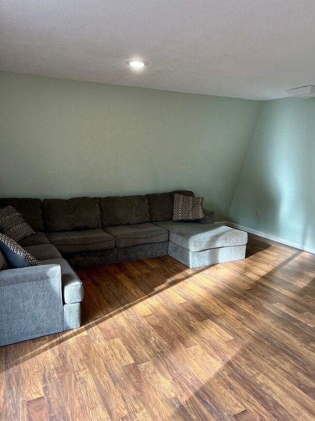 Building Photo - Pine Grove Guest House for rent