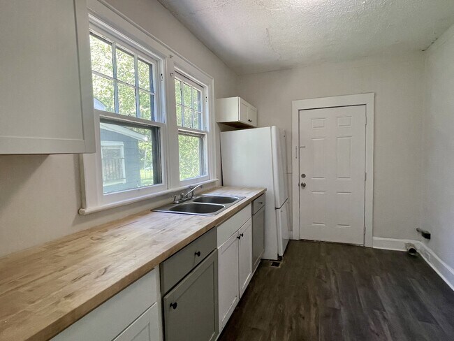 Building Photo - 1205 Tunnel Blvd