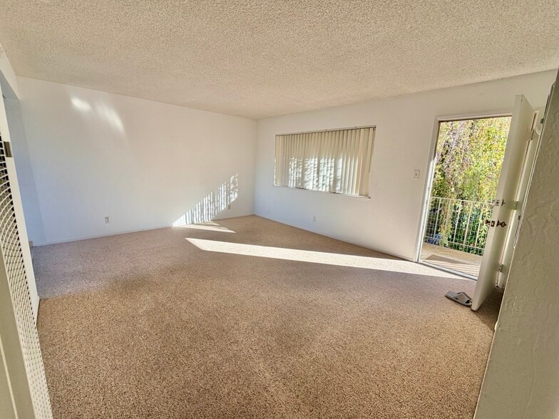 Light-filled living room - 3424 Yosemite Ave