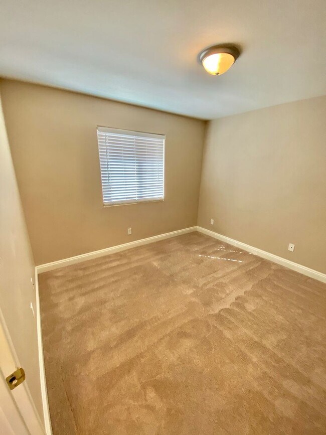 Building Photo - 5553 Baileya Ave