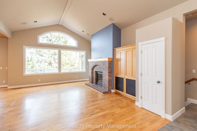 Building Photo - Awbrey Butte Home with Views!