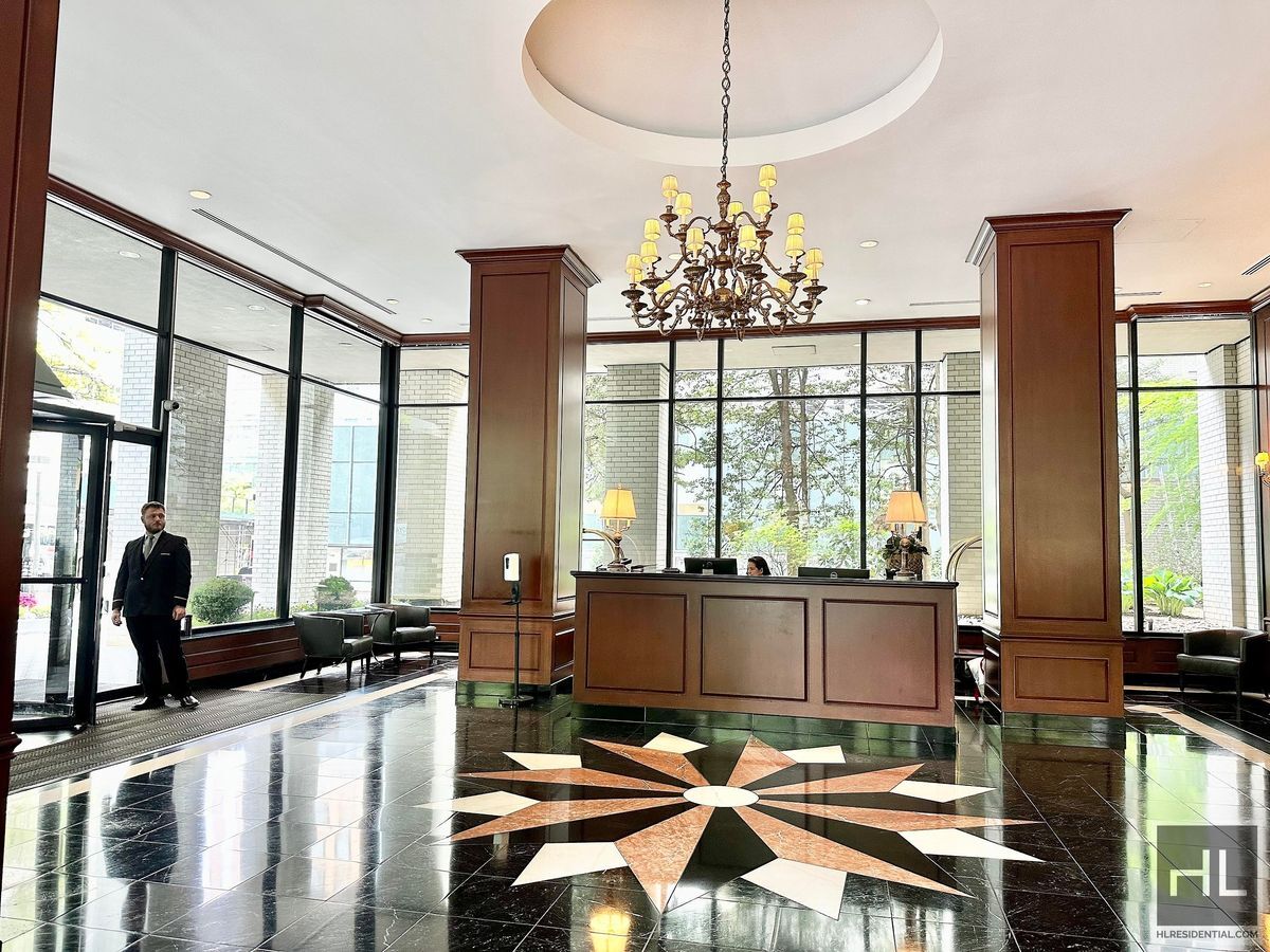 Building Photo - 220 E 65th St