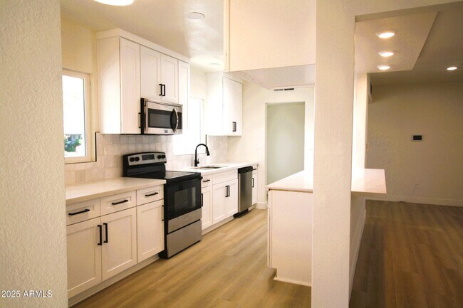 Building Photo - 443 N Sycamore