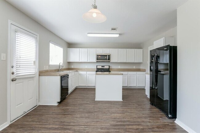 Building Photo - 2811 Roaring Oaks Ln