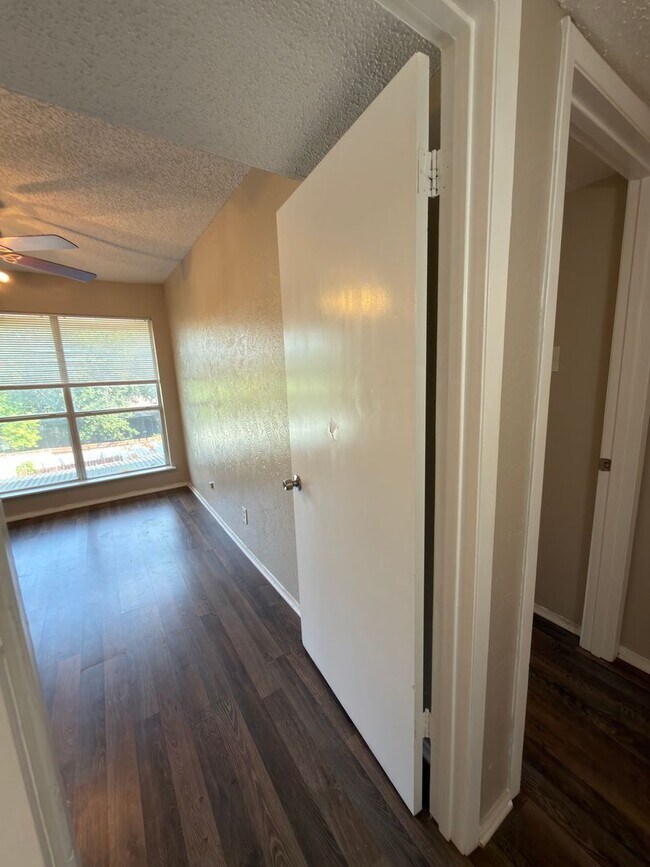 Building Photo - 358 Valley Park Dr