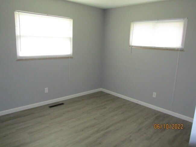 Building Photo - 5289 Eisenhower Rd