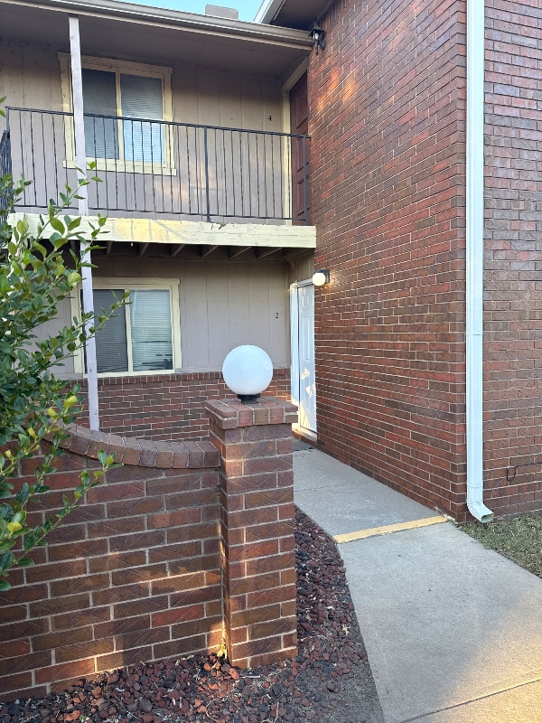 Building Photo - 616 S Mt Carmel St