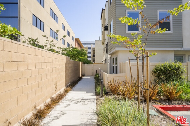 Building Photo - 756 Daniel Freeman Cir