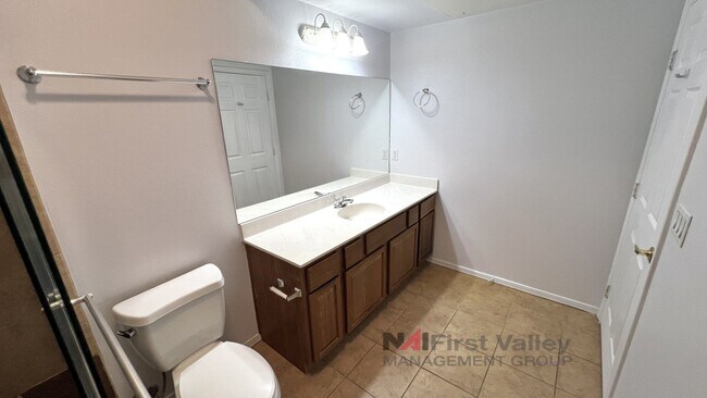 Building Photo - 1 Bedroom, 1 Bath with a Single Car Garage
