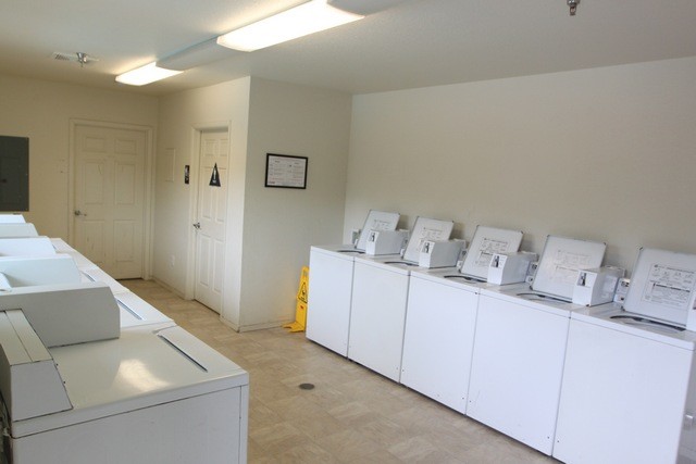 Gold Oaks Apartments Laundry Room - Gold Oaks Apartments