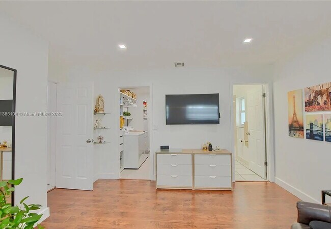 Building Photo - Spacious 1BR, 1BA Master Suite, Gem in Boca Raton – 1,170 sq ft of Comfort & Style! - Looking for...