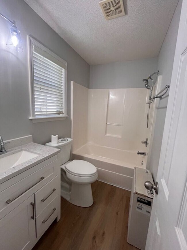 Building Photo - Conveniently located close to shopping, schools, etc.